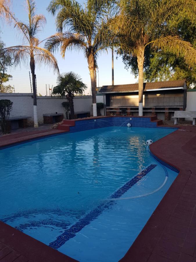 Good 2 Go Guest House Benoni Extérieur photo